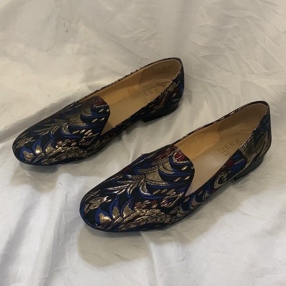 Size 6.5 Naturalizer Loafers. Like new!! - Picture 2 of 4
